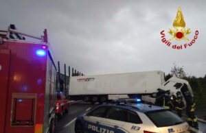 A10 Genova-Savona chiusa verso Genova per incidente: tir intraversato a Pra’ A10 Genova-Savona chiusa verso Genova per incidente: tir intraversato a Pra’