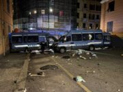 Manifestazione contro la sede Casapound alla Foce: attaccati sbarramenti della forza pubblica Manifestazione contro la sede Casapound alla Foce: attaccati sbarramenti della forza pubblica