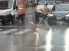 Attraversa con le pinne via XX Settembre sotto la pioggia: il video diventa virale Attraversa con le pinne via XX Settembre sotto la pioggia: il video diventa virale