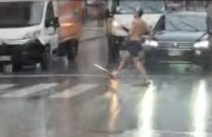 Attraversa con le pinne via XX Settembre sotto la pioggia: il video diventa virale Attraversa con le pinne via XX Settembre sotto la pioggia: il video diventa virale