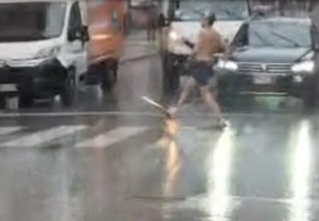 Attraversa con le pinne via XX Settembre sotto la pioggia: il video diventa virale