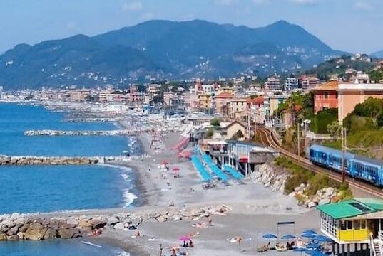 Cavi di Lavagna, trovato cadavere in spiaggia: pensionato di 89 anni