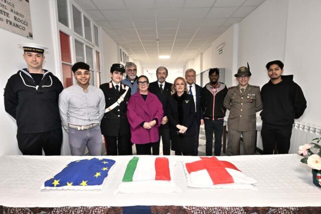 consegna bandiere coronata Consegnate le bandiere al Campus di Coronata: riconoscimento alla Cooperativa Un’Altra Storia