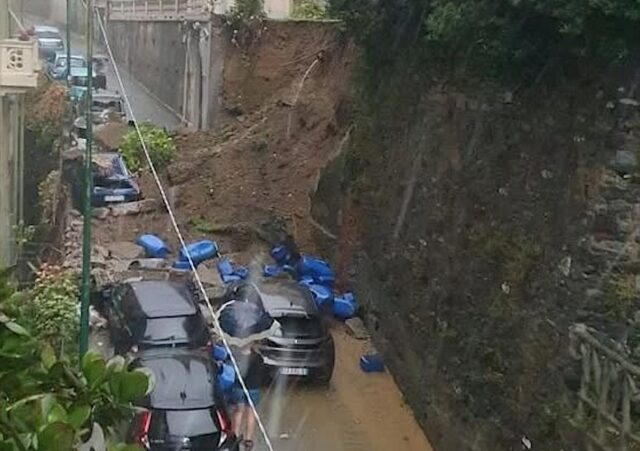 Genova Pegli, crollo muraglione in via Nicoloso da Recco: auto danneggiate e interruzione di gas ed energia Genova Pegli, crollo muraglione in via Nicoloso da Recco: auto danneggiate e interruzione di gas ed energia