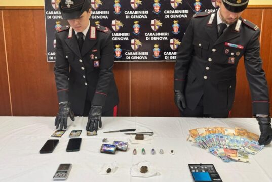 Ventenni italiani spacciano hashish a Corte Lambruschini: arrestati