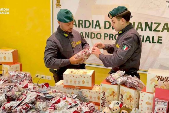 Maxi sequestro a Genova: oltre 1 milione di articoli contraffatti per valore superiore ai 3,5 milioni di euro
Maxi sequestro a Genova: oltre 1 milione di articoli contraffatti per valore superiore ai 3,5 milioni di euro