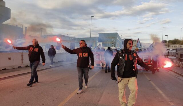 lavoratori ex ilva in corteo Ex Ilva Genova, lavoratori in corteo verso Sampierdarena: traffico in tilt dopo l’assemblea a Cornigliano