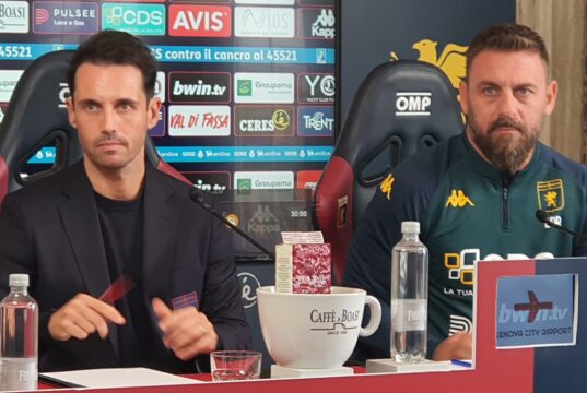 Genoa, arriva la Fiorentina (ore 15.00, Marassi). De Rossi la vede dalla tribuna.