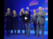 La premier Meloni in coro, canta e balla: chi non salta comunista è | Video