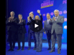 La premier Meloni in coro, canta e balla: chi non salta comunista è | Video