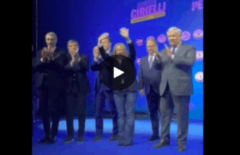 La premier Meloni in coro, canta e balla: chi non salta comunista è | Video