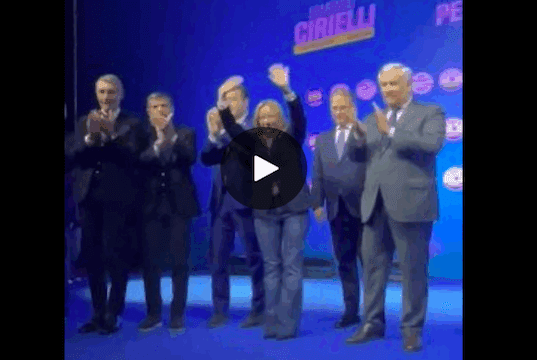 La premier Meloni in coro, canta e balla: chi non salta comunista è | Video
