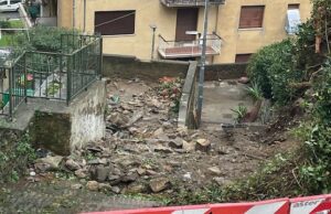 Maltempo, muro crolla a Marassi. Albero cade sui binari fra Borzoli e Acquasanta