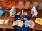 Genova, scoperto laboratorio clandestino di abiti contraffatti nel centro storico Genova, scoperto laboratorio clandestino di abiti contraffatti nel centro storico