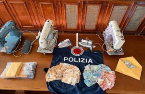 Genova, scoperto laboratorio clandestino di abiti contraffatti nel centro storico Genova, scoperto laboratorio clandestino di abiti contraffatti nel centro storico