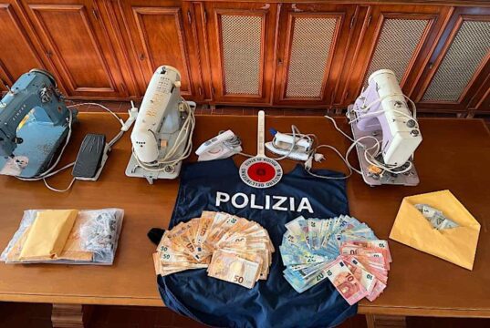 Genova, scoperto laboratorio clandestino di abiti contraffatti nel Centro storico Genova, scoperto laboratorio clandestino di abiti contraffatti nel centro storico