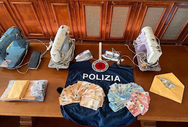 Genova, scoperto laboratorio clandestino di abiti contraffatti nel centro storico