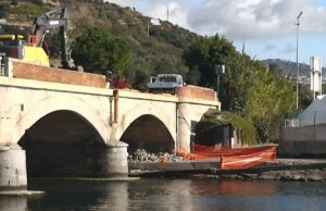 Al via la demolizione del ponte ciclabile sul torrente Argentina Al via la demolizione del ponte ciclabile sul torrente Argentina