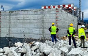 Nuova diga, posato primo dei 35 mega cassoni: lungo 67 e largo 30 metri