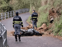 Rapallo, moto a terra: morto a 19 anni. Asfalto bagnato e non aveva visto frana sulla strada