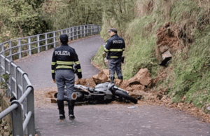 Rapallo, moto a terra: morto a 19 anni. Asfalto bagnato e non aveva visto frana sulla strada