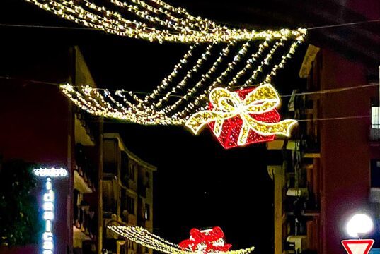 Recco inaugura il Natale con luminarie scintillanti Recco inaugura il Natale con luminarie scintillanti