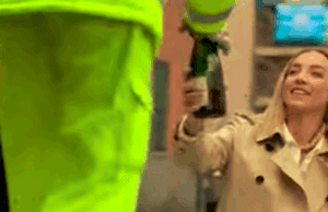 Gaffe Salis, la sindaca-testimonial conferisce bottiglia champagne all’Ecovan