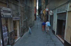 Salita Pollaiuoli, tunisino lancia bottiglie per strada e si oppone a controllo: denunciato