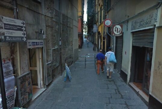 Salita Pollaiuoli, tunisino lancia bottiglie per strada e si oppone a controllo: denunciato