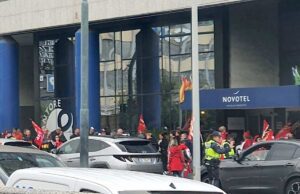 Novotel, licenziate dopo lo sciopero: presidio davanti alla Prefettura di Genova Novotel, licenziate dopo lo sciopero: presidio davanti alla Prefettura di Genova