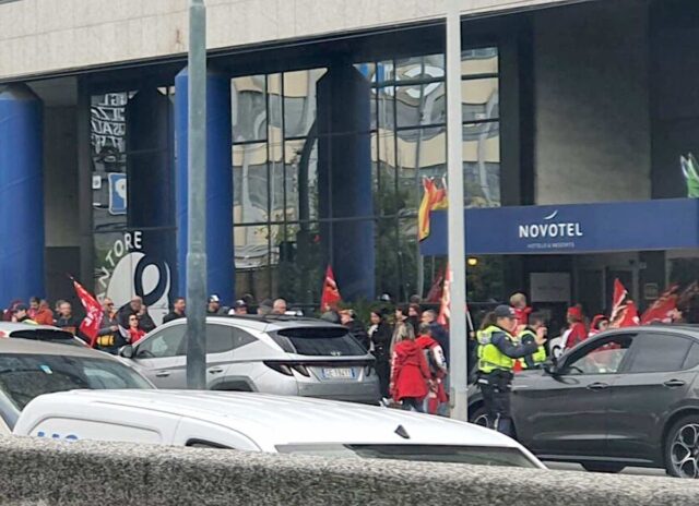 Novotel, licenziate dopo lo sciopero: presidio davanti alla Prefettura di Genova