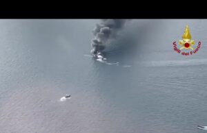 Bergeggi, a fuoco imbarcazione a vela