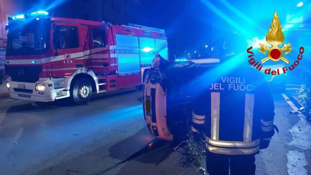 Sestri Ponente, auto si ribalta all’alba: due feriti lievi