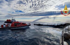 Bergeggi, a fuoco imbarcazione: l’intervento dei VVF Bergeggi, a fuoco imbarcazione: l'intervento dei VVF