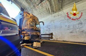 Incidente grave sulla A10: bus tampona camion tra Arenzano e Varazze Incidente grave sulla A10: bus tampona camion tra Arenzano e Varazze