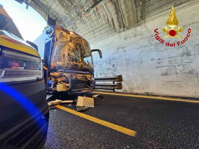 Incidente grave sulla A10: bus tampona camion tra Arenzano e Varazze