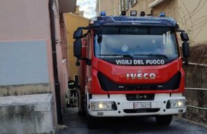 Incendio in un box auto a Borgoratti, distrutti un’auto e tre moto in via Antonio Cei Incendio in un box auto a Borgoratti, distrutti un’auto e tre moto in via Antonio Cei