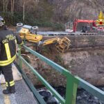 Voltri, ribaltamento di una piattaforma aerea: operai salvi grazie all’intervento dei Vigili del Fuoco Incidente questa mattina in via Fabbriche: nessun ferito grave, il macchinario rimosso in sicurezza L’incidente durante le operazioni di scarico Questa mattina, a Voltri, si è verificato un incidente durante le fasi di scarico di una piattaforma aerea da un rimorchio in via Fabbriche. Il macchinario si è improvvisamente ribaltato, restando in bilico sopra il sottostante fiume, creando una situazione di alta pericolosità. Fortunatamente, l’operaio alla guida del mezzo è riuscito a saltare in tempo, evitando conseguenze gravi. Nonostante ciò, è stato trasportato al pronto soccorso per accertamenti precauzionali. L’intervento dei Vigili del Fuoco Sul posto sono prontamente intervenuti i Vigili del Fuoco, che hanno messo in sicurezza l’area e rimosso la piattaforma aerea con l’ausilio di un’autogrù. L’operazione ha richiesto grande attenzione e coordinamento, vista la vicinanza del fiume e la posizione instabile del mezzo. Le autorità locali hanno confermato che l’incidente non ha provocato danni ambientali significativi e che la strada è stata liberata in tempi rapidi, consentendo la normale circolazione. Le indagini sulla dinamica dell’accaduto sono in corso. Meta description A Voltri una piattaforma aerea si ribalta sul fiume durante lo scarico in via Fabbriche. Operaio salvo, Vigili del Fuoco rimuovono il mezzo in sicurezza.