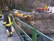 Voltri, ribaltamento di una piattaforma aerea: operai salvi grazie all’intervento dei Vigili del Fuoco Voltri, ribaltamento di una piattaforma aerea: operai salvi grazie all’intervento dei Vigili del Fuoco Incidente questa mattina in via Fabbriche: nessun ferito grave, il macchinario rimosso in sicurezza L’incidente durante le operazioni di scarico Questa mattina, a Voltri, si è verificato un incidente durante le fasi di scarico di una piattaforma aerea da un rimorchio in via Fabbriche. Il macchinario si è improvvisamente ribaltato, restando in bilico sopra il sottostante fiume, creando una situazione di alta pericolosità. Fortunatamente, l’operaio alla guida del mezzo è riuscito a saltare in tempo, evitando conseguenze gravi. Nonostante ciò, è stato trasportato al pronto soccorso per accertamenti precauzionali. L’intervento dei Vigili del Fuoco Sul posto sono prontamente intervenuti i Vigili del Fuoco, che hanno messo in sicurezza l’area e rimosso la piattaforma aerea con l’ausilio di un’autogrù. L’operazione ha richiesto grande attenzione e coordinamento, vista la vicinanza del fiume e la posizione instabile del mezzo. Le autorità locali hanno confermato che l’incidente non ha provocato danni ambientali significativi e che la strada è stata liberata in tempi rapidi, consentendo la normale circolazione. Le indagini sulla dinamica dell’accaduto sono in corso. Meta description A Voltri una piattaforma aerea si ribalta sul fiume durante lo scarico in via Fabbriche. Operaio salvo, Vigili del Fuoco rimuovono il mezzo in sicurezza.