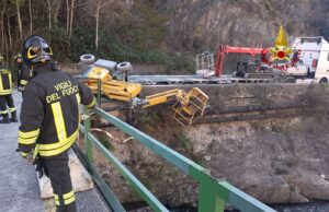 Voltri, ribaltamento di una piattaforma aerea: operai salvi grazie all’intervento dei Vigili del Fuoco Voltri, ribaltamento di una piattaforma aerea: operai salvi grazie all’intervento dei Vigili del Fuoco Incidente questa mattina in via Fabbriche: nessun ferito grave, il macchinario rimosso in sicurezza L’incidente durante le operazioni di scarico Questa mattina, a Voltri, si è verificato un incidente durante le fasi di scarico di una piattaforma aerea da un rimorchio in via Fabbriche. Il macchinario si è improvvisamente ribaltato, restando in bilico sopra il sottostante fiume, creando una situazione di alta pericolosità. Fortunatamente, l’operaio alla guida del mezzo è riuscito a saltare in tempo, evitando conseguenze gravi. Nonostante ciò, è stato trasportato al pronto soccorso per accertamenti precauzionali. L’intervento dei Vigili del Fuoco Sul posto sono prontamente intervenuti i Vigili del Fuoco, che hanno messo in sicurezza l’area e rimosso la piattaforma aerea con l’ausilio di un’autogrù. L’operazione ha richiesto grande attenzione e coordinamento, vista la vicinanza del fiume e la posizione instabile del mezzo. Le autorità locali hanno confermato che l’incidente non ha provocato danni ambientali significativi e che la strada è stata liberata in tempi rapidi, consentendo la normale circolazione. Le indagini sulla dinamica dell’accaduto sono in corso. Meta description A Voltri una piattaforma aerea si ribalta sul fiume durante lo scarico in via Fabbriche. Operaio salvo, Vigili del Fuoco rimuovono il mezzo in sicurezza.