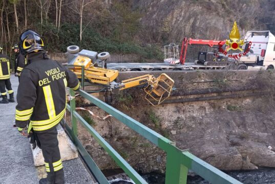 Voltri, ribaltamento di una piattaforma aerea: operai salvi grazie all’intervento dei Vigili del Fuoco Voltri, ribaltamento di una piattaforma aerea: operai salvi grazie all’intervento dei Vigili del Fuoco Incidente questa mattina in via Fabbriche: nessun ferito grave, il macchinario rimosso in sicurezza L’incidente durante le operazioni di scarico Questa mattina, a Voltri, si è verificato un incidente durante le fasi di scarico di una piattaforma aerea da un rimorchio in via Fabbriche. Il macchinario si è improvvisamente ribaltato, restando in bilico sopra il sottostante fiume, creando una situazione di alta pericolosità. Fortunatamente, l’operaio alla guida del mezzo è riuscito a saltare in tempo, evitando conseguenze gravi. Nonostante ciò, è stato trasportato al pronto soccorso per accertamenti precauzionali. L’intervento dei Vigili del Fuoco Sul posto sono prontamente intervenuti i Vigili del Fuoco, che hanno messo in sicurezza l’area e rimosso la piattaforma aerea con l’ausilio di un’autogrù. L’operazione ha richiesto grande attenzione e coordinamento, vista la vicinanza del fiume e la posizione instabile del mezzo. Le autorità locali hanno confermato che l’incidente non ha provocato danni ambientali significativi e che la strada è stata liberata in tempi rapidi, consentendo la normale circolazione. Le indagini sulla dinamica dell’accaduto sono in corso. Meta description A Voltri una piattaforma aerea si ribalta sul fiume durante lo scarico in via Fabbriche. Operaio salvo, Vigili del Fuoco rimuovono il mezzo in sicurezza.