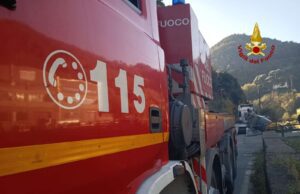 Arcola, camion esce di strada sull’Aurelia: muore autotrasportatore dopo il ribaltamento Arcola, camion esce di strada sull’Aurelia: muore autotrasportatore dopo il ribaltamento