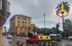 Numerosi interventi dei vigili del fuoco a Genova per il maltempo: alberi, frane e danni da vento Numerosi interventi dei vigili del fuoco a Genova per il maltempo: alberi, frane e danni da vento