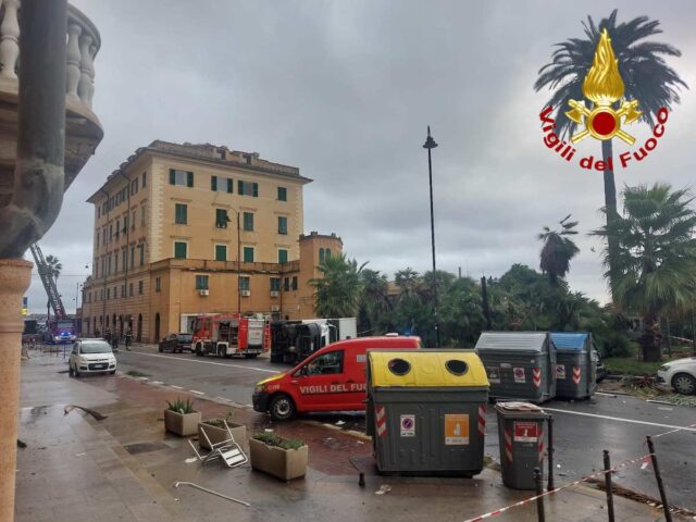 Numerosi interventi dei vigili del fuoco a Genova per il maltempo: alberi, frane e danni da vento Numerosi interventi dei vigili del fuoco a Genova per il maltempo: alberi, frane e danni da vento