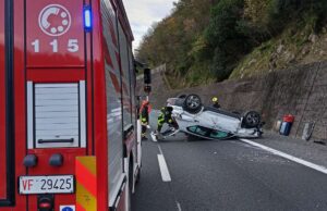 Incidente sulla A12 tra Rapallo e Chiavari: macchina cappottata Incidente sulla A12 tra Rapallo e Chiavari: macchina cappottata