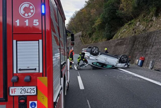 Incidente sulla A12 tra Rapallo e Chiavari: macchina cappottata Incidente sulla A12 tra Rapallo e Chiavari: macchina cappottata