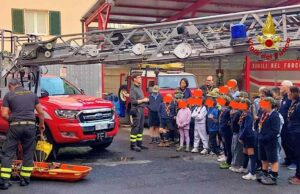 Albenga, gli scout in visita dai Vigili del Fuoco: esercitazione spettacolare con l’autoscala Albenga, gli scout in visita dai Vigili del Fuoco: esercitazione spettacolare con l’autoscala