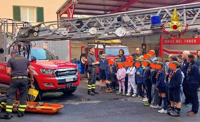Albenga, gli scout in visita dai Vigili del Fuoco: esercitazione spettacolare con l’autoscala Albenga, gli scout in visita dai Vigili del Fuoco: esercitazione spettacolare con l’autoscala