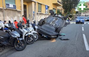 Auto cappottata in via Gobetti a Genova: donna ferita e traffico in tilt