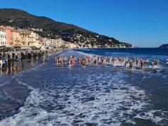 Cimento invernale di Alassio, 195 partecipanti si tuffano in mare a 15 gradi Cimento invernale di Alassio, 195 partecipanti si tuffano in mare a 15 gradi